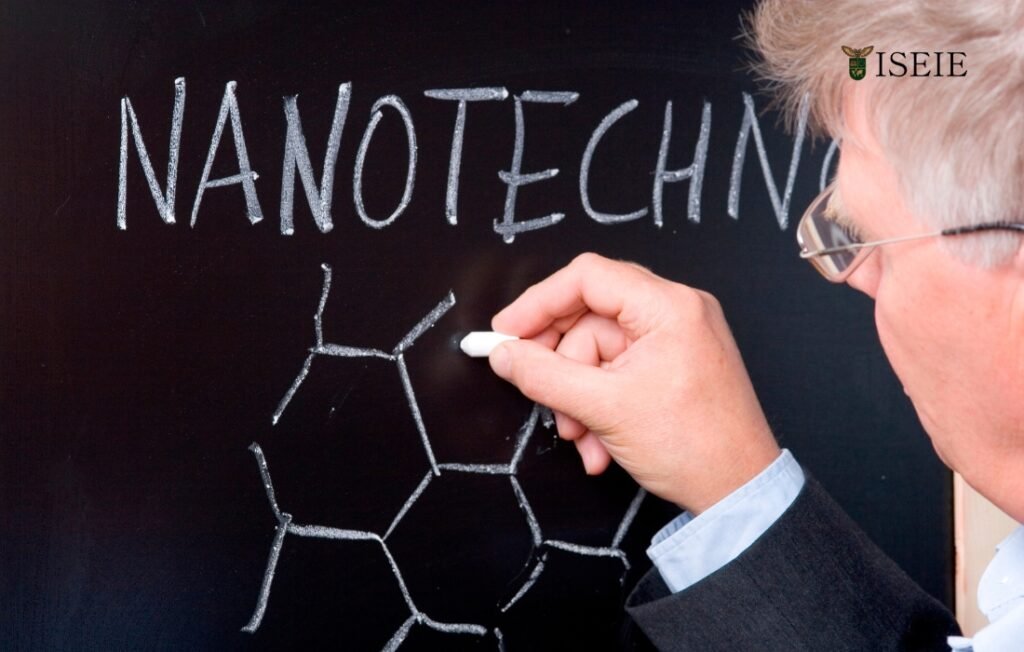 Gráfico que muestra nanopartículas liberando un fármaco en una célula objetivo, un uso clave de la nanotecnología aplicada a la farmacia.