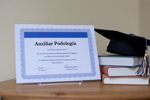 Estudiante revisando los requisitos auxiliar podología España para su formación.