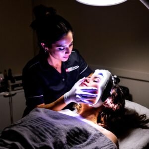 Un gráfico circular que muestra la distribución de los módulos del curso tratamiento acné temario de ISEIE, incluyendo diagnóstico, tratamientos y marketing.